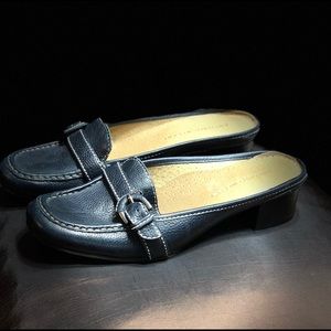 Antonio Melani soft navy leather low heels